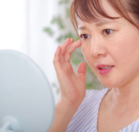 化粧水・美容液の保湿だけでは防げない?!年齢肌小じわの基礎知識